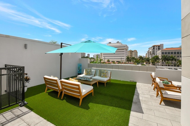 view of yard with an outdoor living space