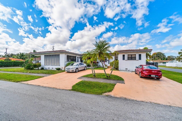 view of front of house featuring a front lawn