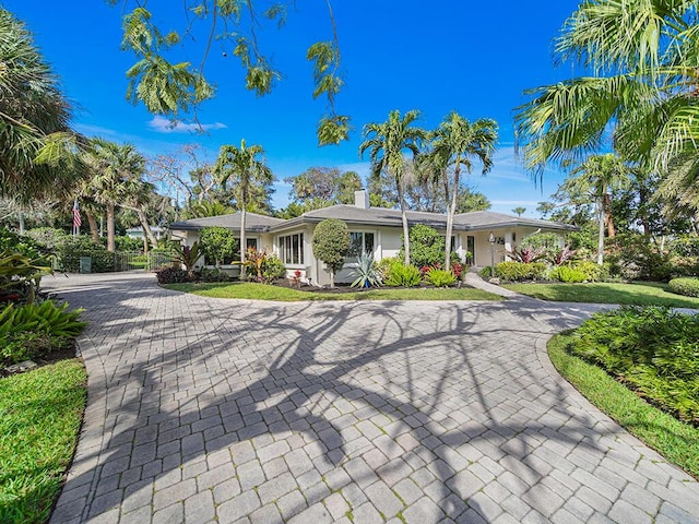 single story home with a front yard