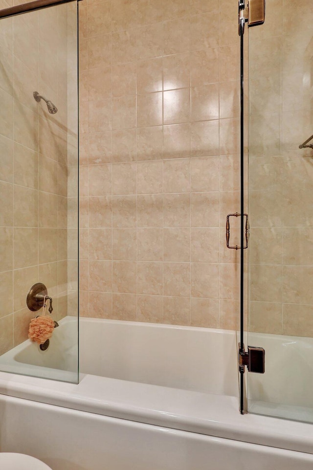 bathroom with tiled shower / bath