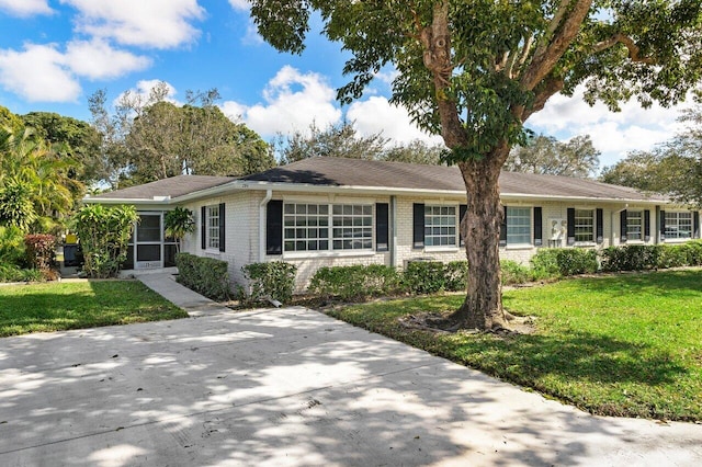 ranch-style house featuring a front lawn