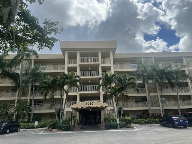 view of apartment building / complex with uncovered parking