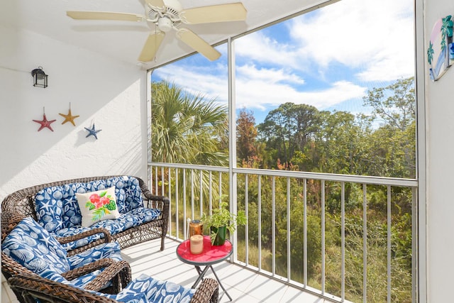 sunroom with ceiling fan