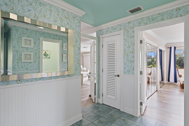 foyer featuring ornamental molding