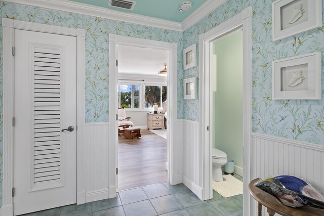 interior space with hardwood / wood-style floors, crown molding, and ceiling fan