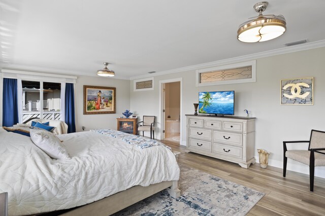 living room featuring crown molding, ceiling fan, and light hardwood / wood-style flooring