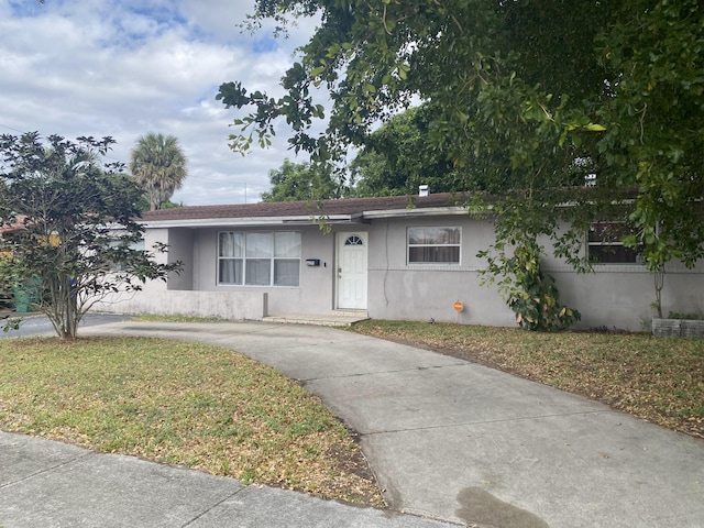 view of front of house featuring a front yard