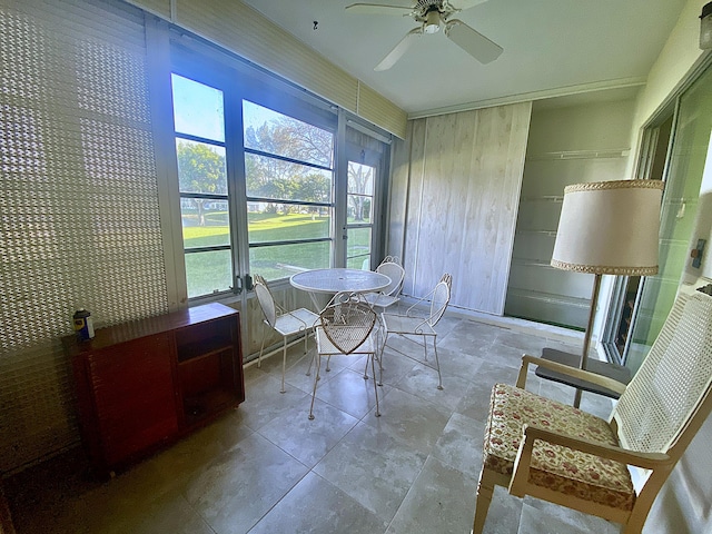 sunroom with ceiling fan