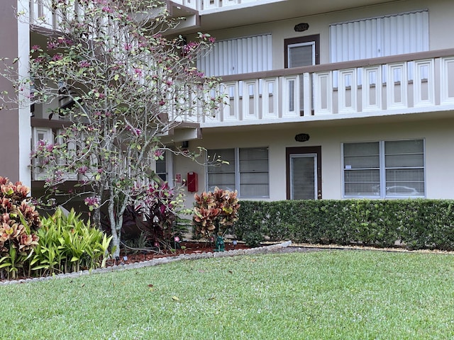 exterior space featuring a yard