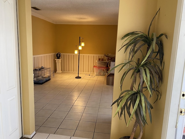 2086 SE Bisbee St, Port Saint Lucie, FL 34952 - interior space featuring visible vents, a textured ceiling, wainscoting, and light tile patterned flooring
