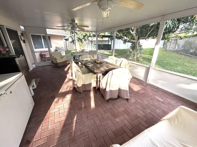 sunroom with ceiling fan