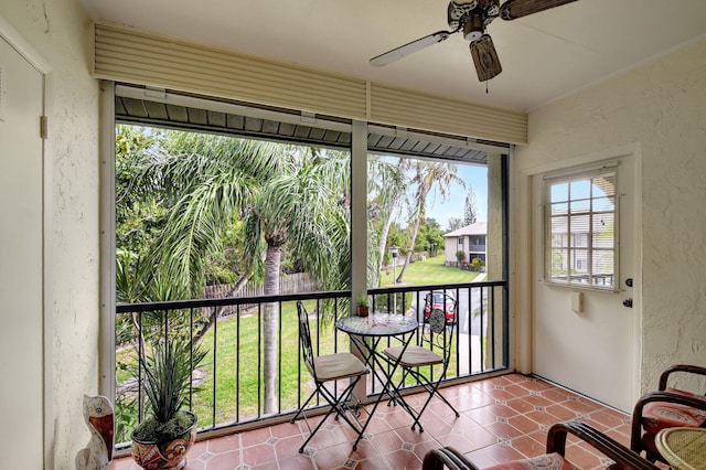 sunroom with ceiling fan