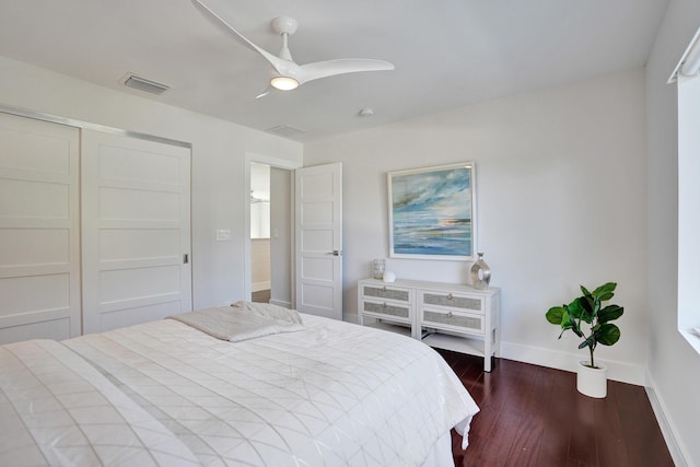 bedroom featuring ceiling fan, dark hardwood / wood-style floors, and a closet