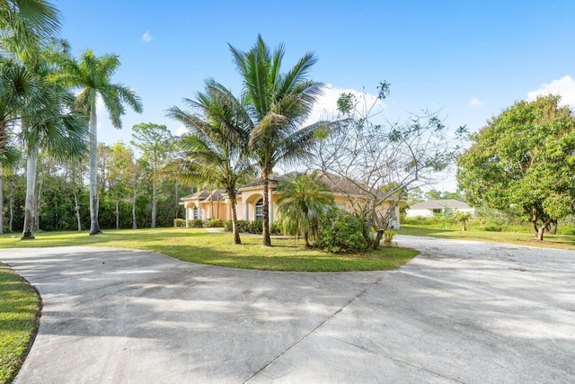 view of front of property featuring a front lawn