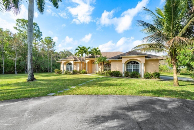 view of front of property with a front yard