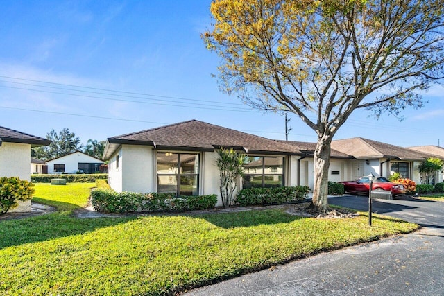 view of front of property with a front yard