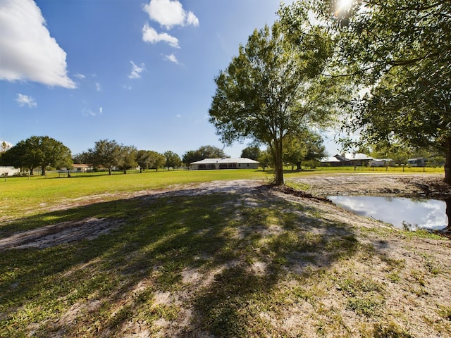 view of yard featuring a water view