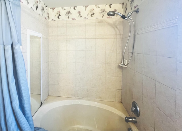 bathroom with shower / tub combo with curtain