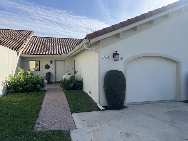 view of front of property featuring a garage and a front yard