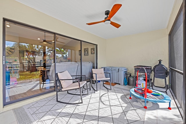 sunroom with ceiling fan