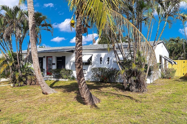 view of front facade with a front lawn