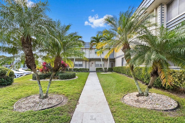 view of front of property featuring a front lawn