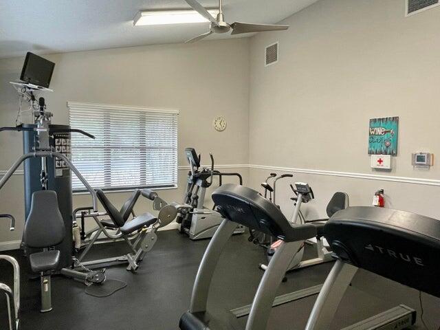 exercise room featuring ceiling fan