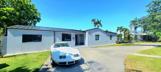 view of front facade with a front yard