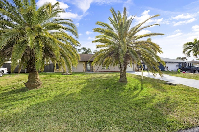 view of front of property featuring a front yard