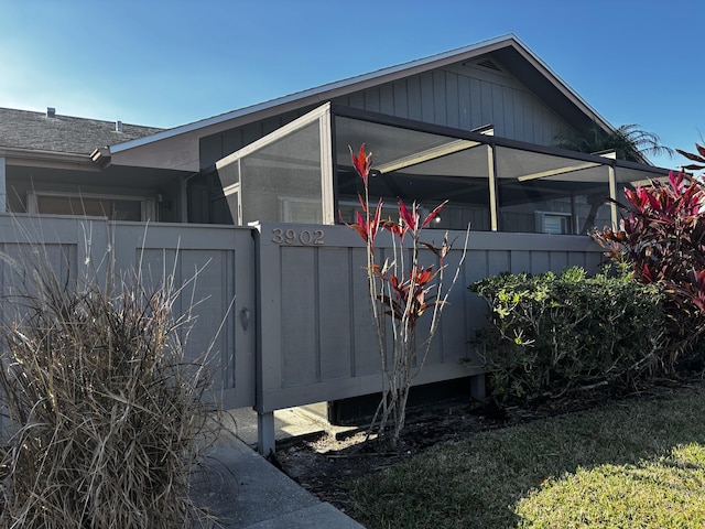 view of side of property featuring a shingled roof