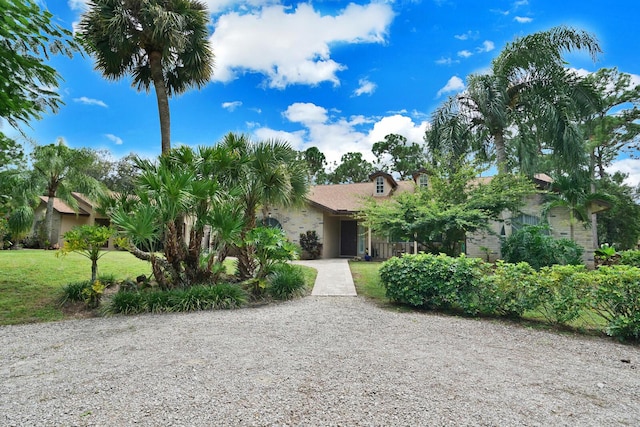 view of front of home featuring a front yard