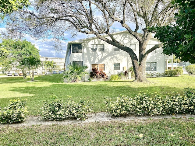 view of front facade featuring a front lawn