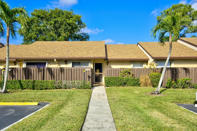 ranch-style home featuring a front lawn