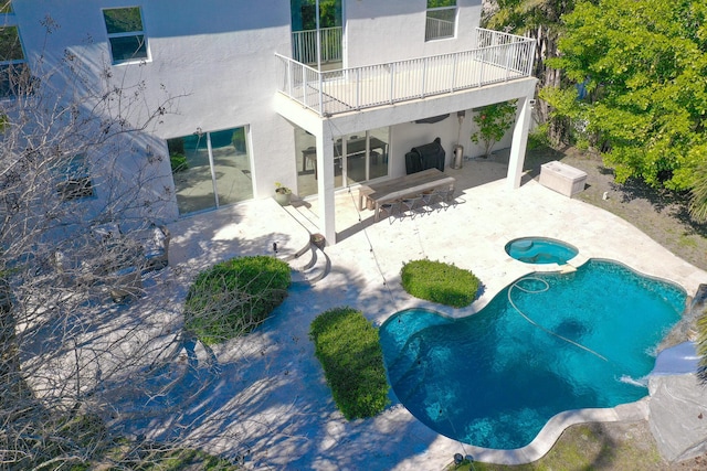 view of swimming pool with an in ground hot tub and a patio area