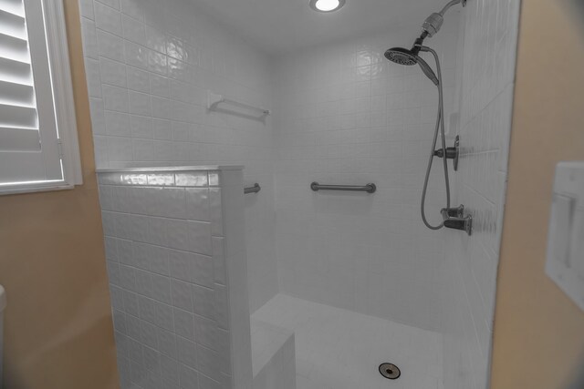 full bath with tiled shower
