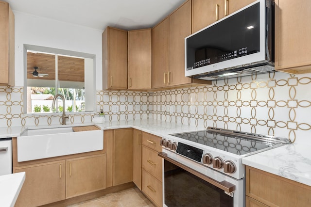 kitchen featuring a sink, tasteful backsplash, a ceiling fan, and white appliances