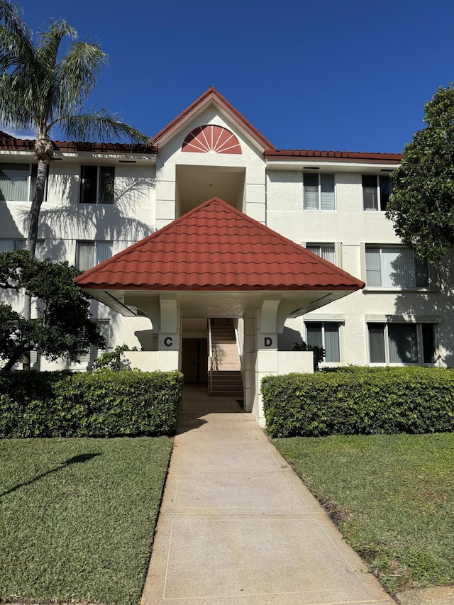 view of front facade featuring a front yard