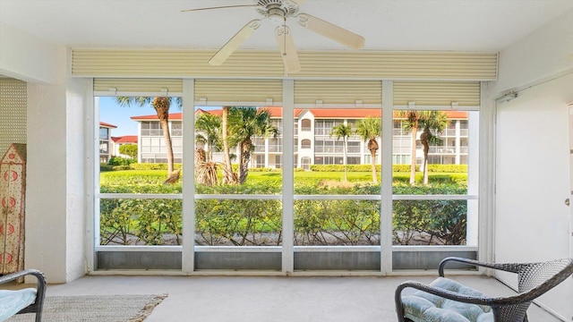 sunroom with ceiling fan