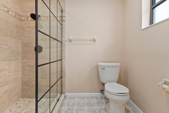 bathroom with tiled shower, tile patterned floors, and toilet