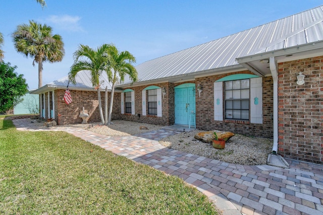 single story home featuring a front lawn