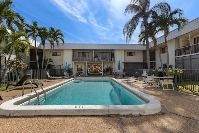 view of swimming pool