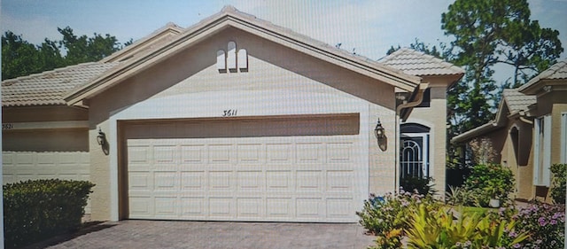 view of front facade featuring a garage