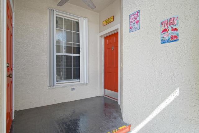 property entrance featuring ceiling fan