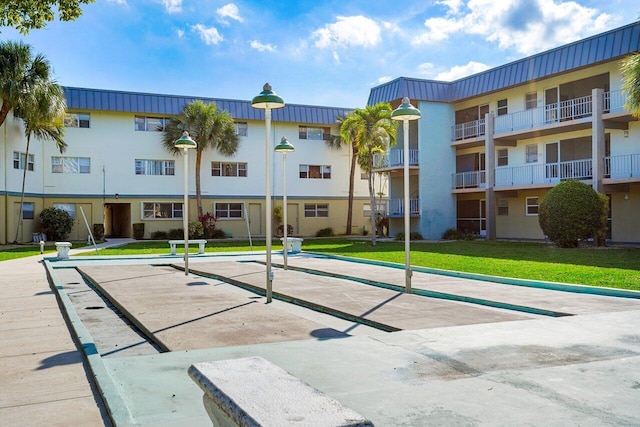 view of swimming pool with a yard