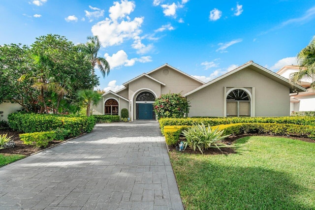 single story home with a front lawn