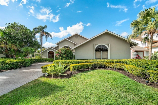 single story home with a front lawn