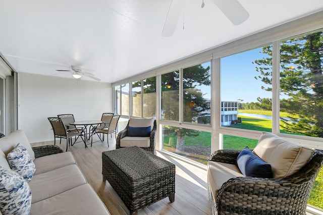 sunroom with ceiling fan