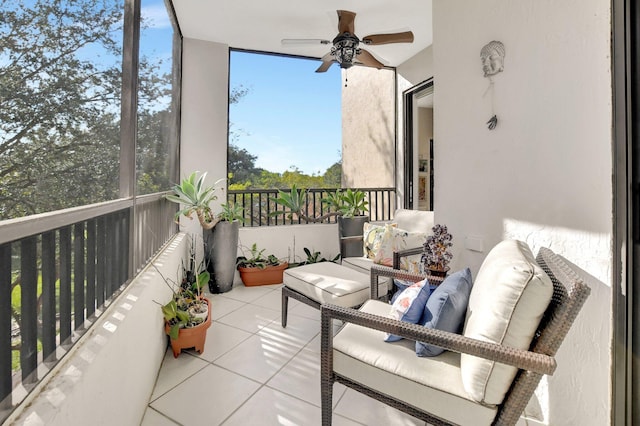 sunroom with ceiling fan