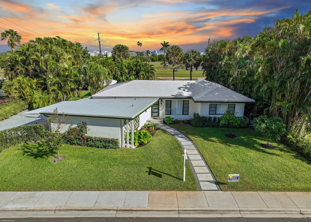 view of front of house featuring a lawn