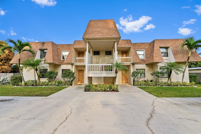 view of front of property featuring a balcony